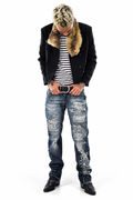RIPPED JEANS *